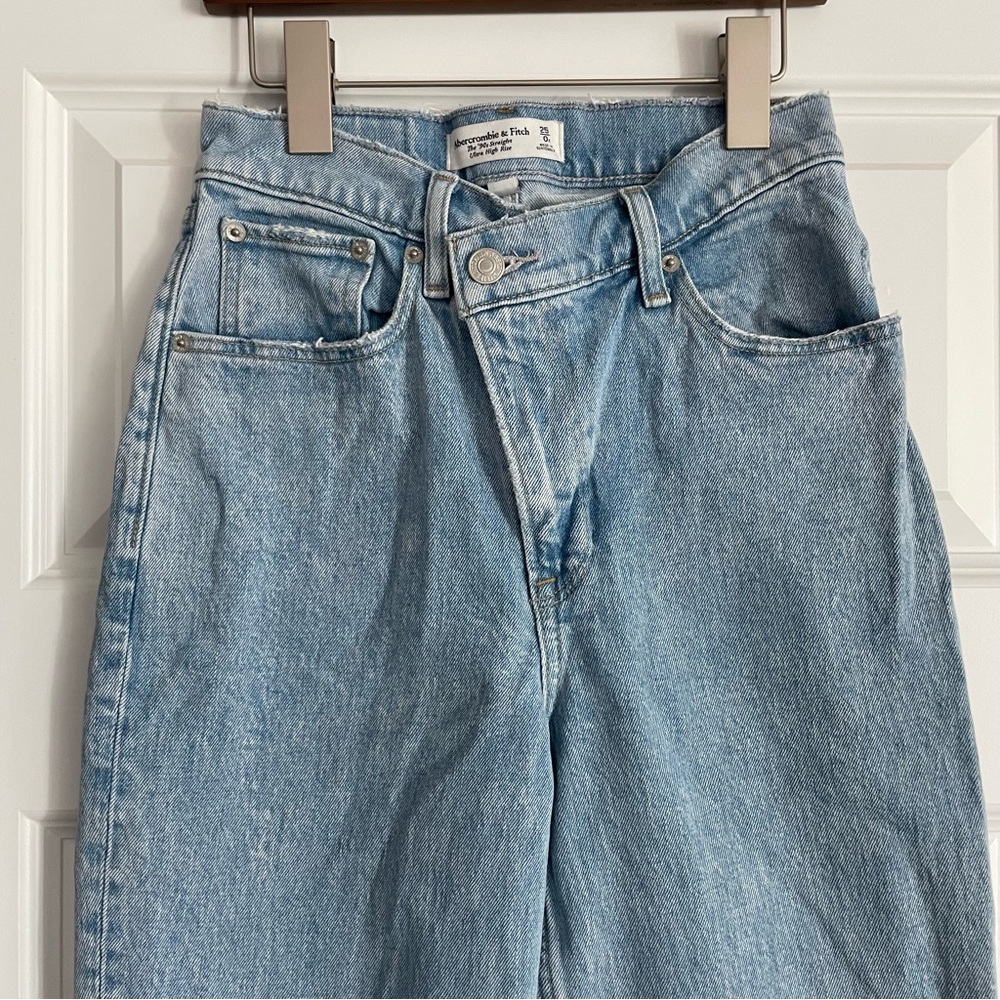 Abercrombie The 90s Straight Ultra High Rise Light Wash Jeans Curve Love Size 0R - Picture 4 of 9